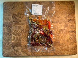 Ведро Ржаные гренки с малосольным огурчиком: Морской коктейль (250 гр.)